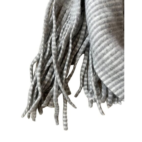 New! David and Young Gray White Striped Fringe Scarf Ultrasoft One Size - Picture 4 of 4